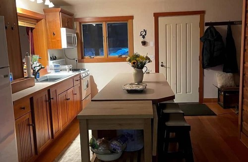 Polebridge Cabin | Secluded Cabin in Polebridge, Montana, with Fantastic Views of Glacier National Park - Dream Glamping Experience
