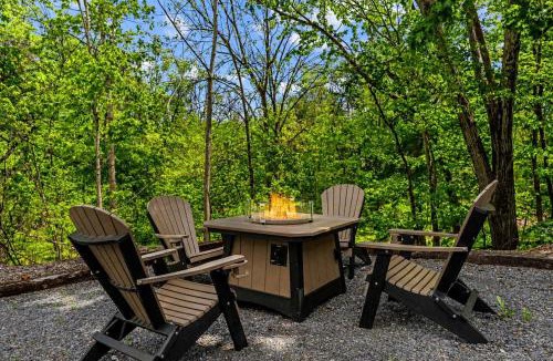 Berryville House | Secluded Cabin Retreat with Hot Tub in Berkeley Springs, West Virginia