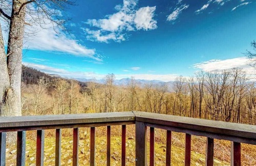Sylva House | Secluded cabin with mountain views, fire pit & billiards