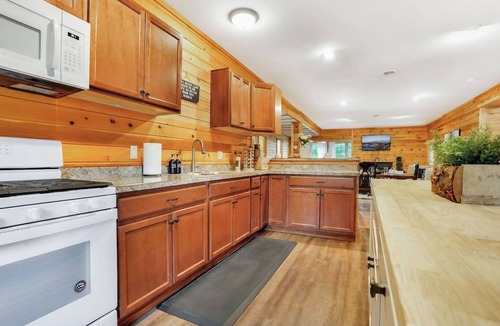 Walker Lake Cabin | Secluded Cabin with Hot Tub, Game Room, Fire Pit, and More!