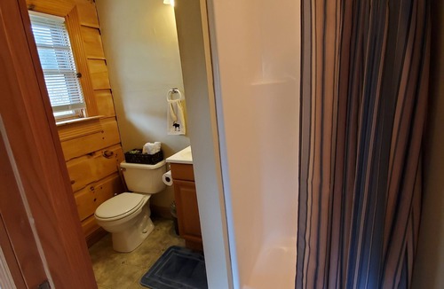 Uniontown Cabin | Secluded cabins with fishing pond on the Mississippi River Hills Wine Trail