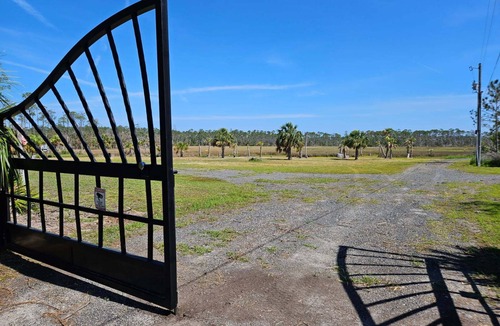 Steinhatchee RV Rental | Secluded campsite with plenty of parking perfect for outdoor fun in Steinhatchee