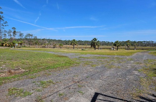 Steinhatchee RV Rental | Secluded campsite with plenty of parking perfect for outdoor fun in Steinhatchee