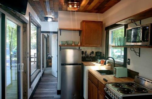 Plantersville House | Secluded Container with BBQ for a Waterfront Retreat, Perfect for Fishing and Roasting S'Mores in Grimes County, Texas