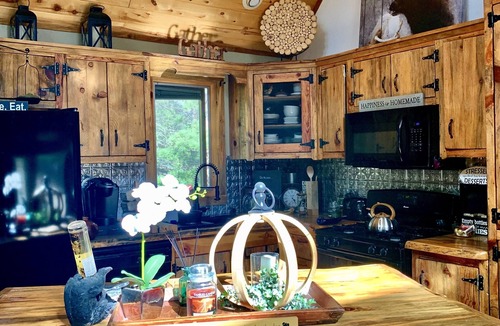 Westcliffe Cottage | Secluded cottage close to town, shops & lake- Deer, Mountains, Stargazing