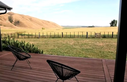 Poukawa Cabin | Secluded Country Cabin with a Shared Pool near Hastings, North Island