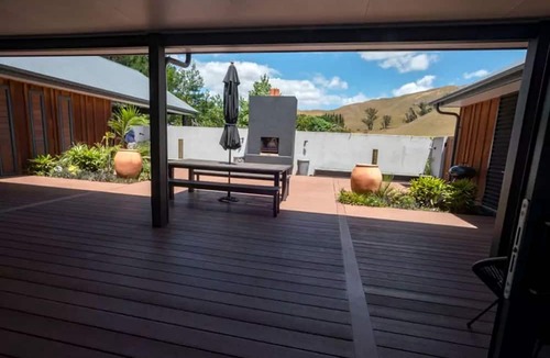 Poukawa Cabin | Secluded Country Cabin with a Shared Pool near Hastings, North Island