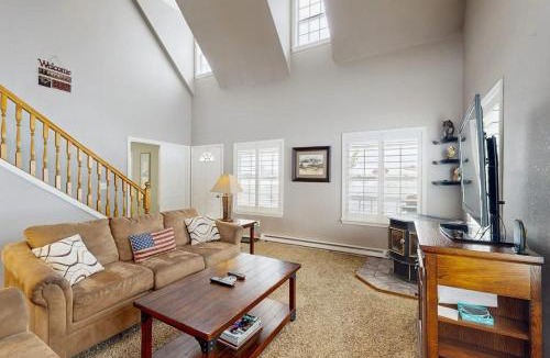 McCall House | Secluded Country Home Deck & Mountain Views