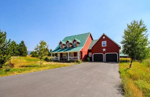 McCall House | Secluded Country Home Deck & Mountain Views
