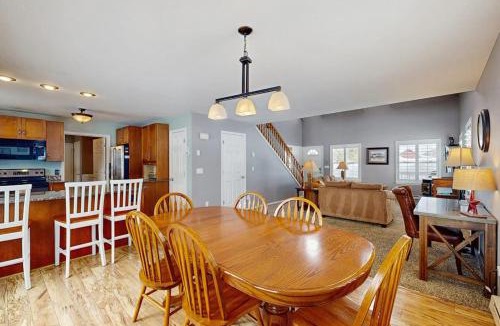 McCall House | Secluded Country Home Deck & Mountain Views