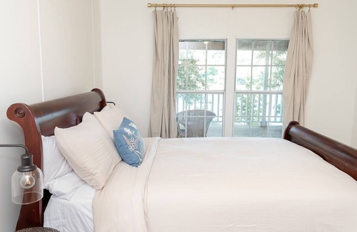 Selma Cabin | Secluded downtown cozy cabin feel w/waterfront view of the Edmund Pettus Bridge