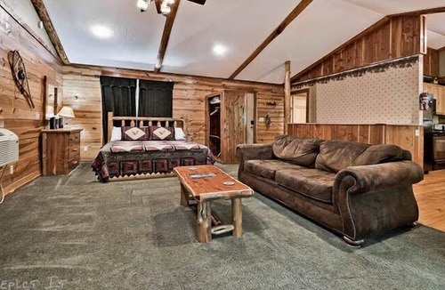 Sylvan Shores Cabin | Secluded Forest Cabin! WIfi Jacuzzi fireplace