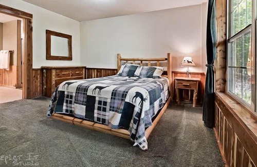 Sylvan Shores Cabin | Secluded Forest Cabin! WIfi Jacuzzi fireplace