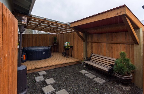 Vancouver House | Secluded Gem 3bd/2Bth w/Hot Tub, AC, & Self Check In