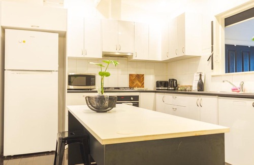 Hackney Apartment | Secluded Hackney Cottage Near Botanic Gardens with Free Parking - Koala Stay