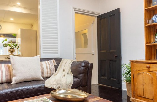 Hackney Apartment | Secluded Hackney Cottage Near Botanic Gardens with Free Parking - Koala Stay