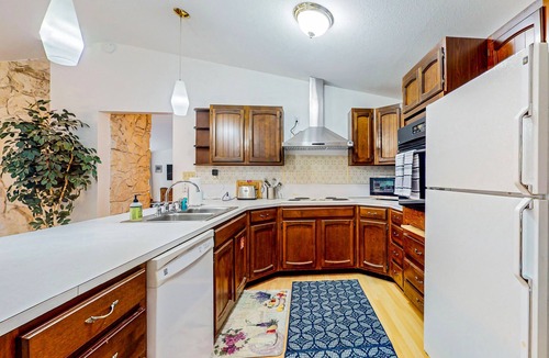 Woodinville House | Secluded home near downtown Woodinville with large wraparound deck & grill