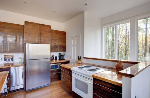 Cobham House | Secluded Home with Mountain Views | 2 Bed, 2 Bath