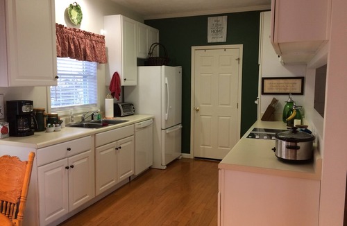 Sapphire Villa | Secluded House, 2 Minute Walk to Gorgeous Lake, Bald Rock & Walking Trails