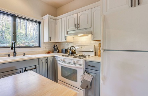 Kerhonkson House | Secluded Kerhonkson Retreat with Deck + Views!