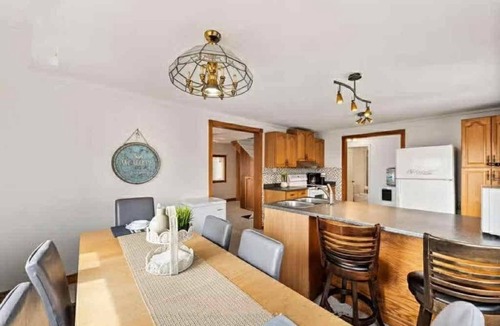 Carrying Place Cottage | Secluded Lakefront Cottage in Prince Edward County Ontario for rent.