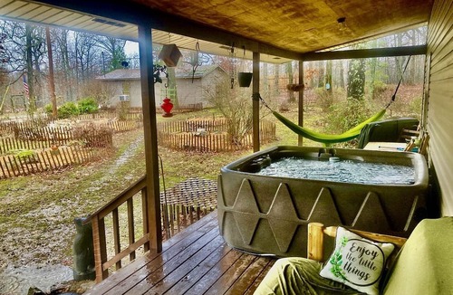 Saffell Cabin | Secluded Lakefront House Nestled in the Woods for an Unforgettable Adventure in Nature in Williford, Arkansas