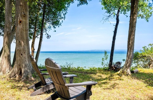 Gills Rock Cabin | Secluded, Lakeside Cottage on the Bluff
