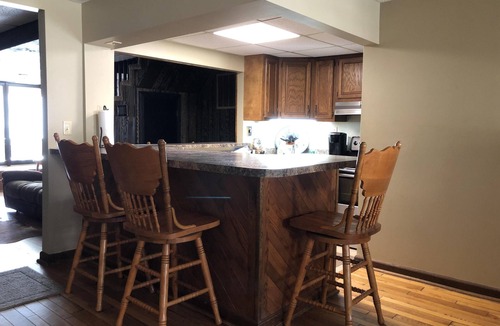 Campton Cabin | Secluded Large Group Cabin with a hot tub and wi-fi