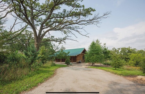 Hazel Green Cabin | Secluded log cabin at the end of a quiet dead end lane