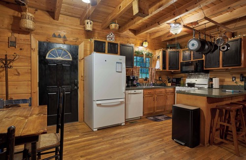 Cass Cabin | Secluded Log Home on 11 Forested Acres🌲 Jacuzzi🔥 Fire Pit🔥 Wood Stove🔥