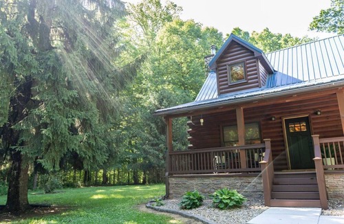Marshall House | Secluded log home! The Falcone Lodge