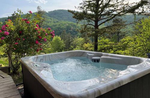 Stanley House | Secluded LUX Bunker Hot Tub, Views & Trails