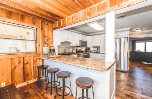 Somerset Cabin | Secluded Luxurious Cabin, Sleeps 16, Hot tub Sauna