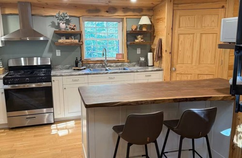 Hamden Cabin | Secluded Luxury Cabin- 22 min to Ash Cave! Private trails on property! Hot Tub!