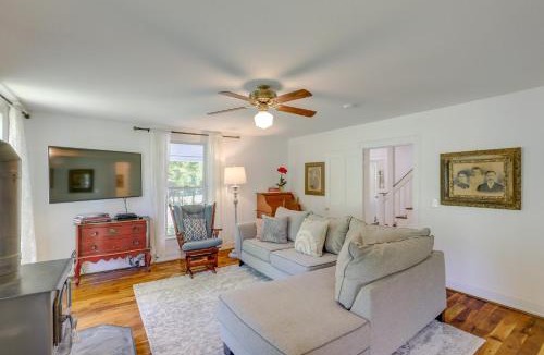 Marshall House | Secluded Marshall Farmhouse w/Hot Tub!