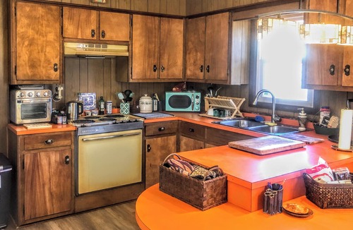 Jefferson Cabin | Secluded Mountain Cabin by the New River l Hot Tub + Game Room l Pet-friendly