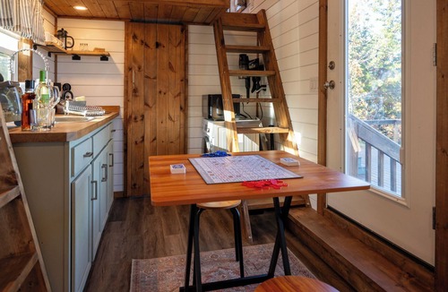 Vonore Cabin | Secluded Mountain Getaway - 1 Cozy Tiny Home with SPECTACULAR views