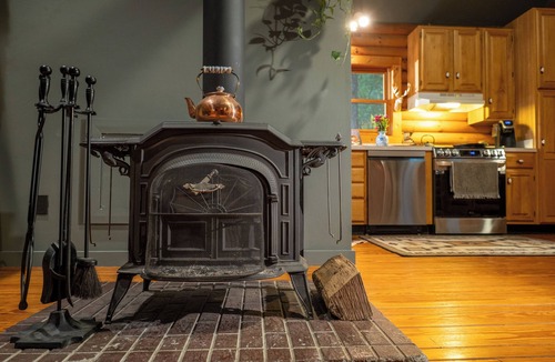Bent Mountain Cabin | Secluded Mountain Cabin + Hottub