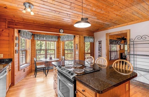 Breckenridge House | Secluded mountain home with all-wood interior & washer/dryer - dog-friendly