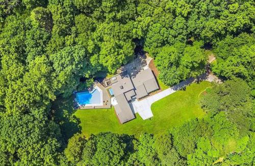 Fairview House | Secluded Oasis in Asheville! Game Room, Movie Theater, and Hot Tub * 20 min to Biltmore!