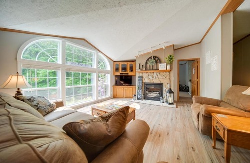 Dorset House | Secluded Ohio Getaway on 65 Acres!