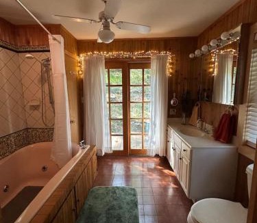 Aspers House | Secluded Orchard Cabin Mountain Views, Wineries, & Peaceful Escape
