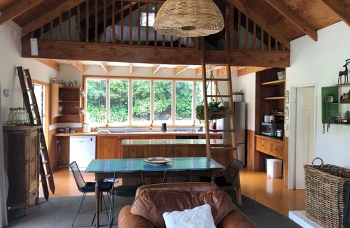 Tataraimaka Cottage | Secluded peaceful romantic cottage , set in beautiful gardens next to beach.