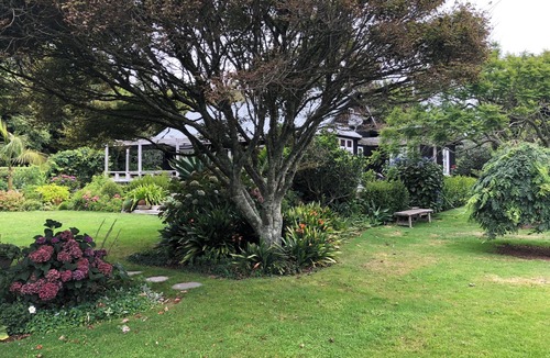 Tataraimaka Cottage | Secluded peaceful romantic cottage , set in beautiful gardens next to beach.