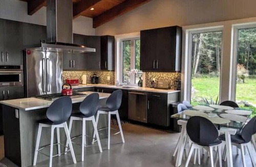 Sooke House | Secluded, peaceful, ocean front home. Close to all amenities/outdoor activities.