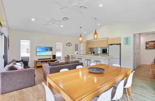 Amity Point House | Secluded & Private Stunning Beach House