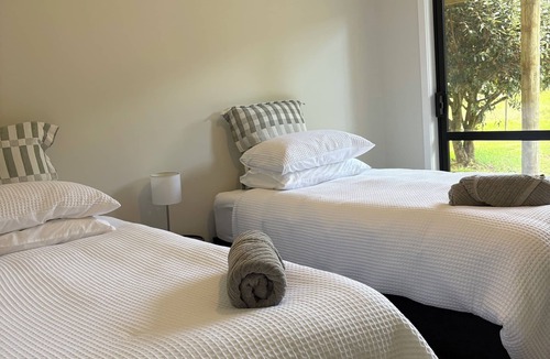 Orere Point House | Secluded, Relaxing 4-bedroom farmhouse in peaceful Ōrere
