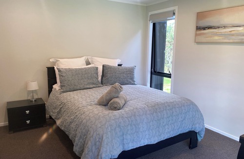Orere Point House | Secluded, Relaxing 4-bedroom farmhouse in peaceful Ōrere