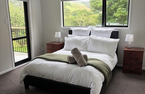 Orere Point House | Secluded, Relaxing 4-bedroom farmhouse in peaceful Ōrere