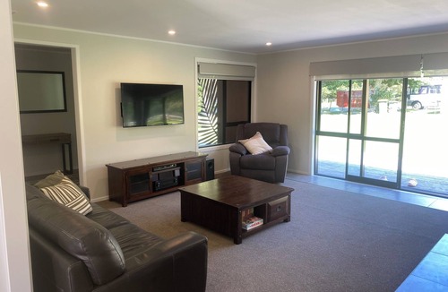 Orere Point House | Secluded, Relaxing 4-bedroom farmhouse in peaceful Ōrere